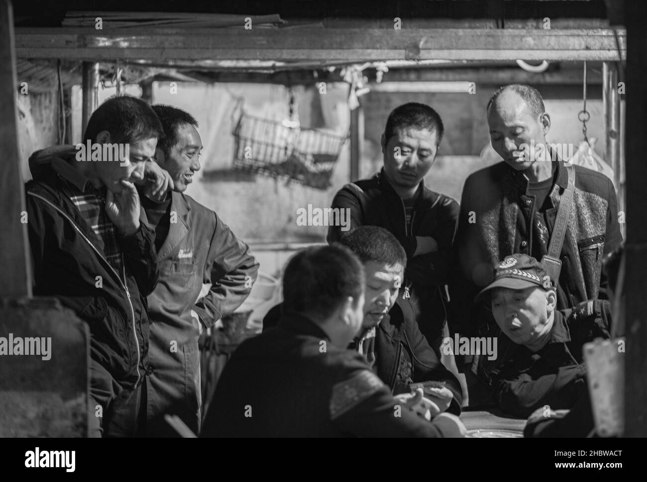 Gruppe chinesischer Männer, die Mahjong spielen Stockfoto