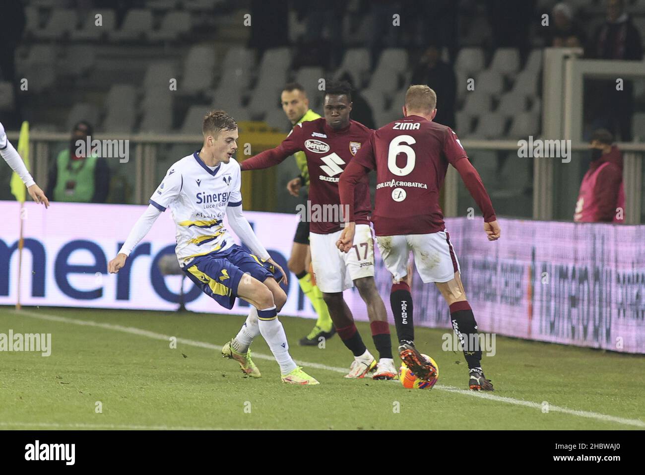 Turin, Italien. 19th Dez 2021. Torino (TO), Italia, 19. Dezember 2021, stadio Olimpico - Grande Torino, 18Â giornata Campionato Serie A Tim 2021/2022, incontro tra le squadre del Torino FC e dell'Hellas Verona, nella foto: 14 Ivan Ilic, 6 David Zima Credit: Independent Photo Agency/Alamy Live News Stockfoto