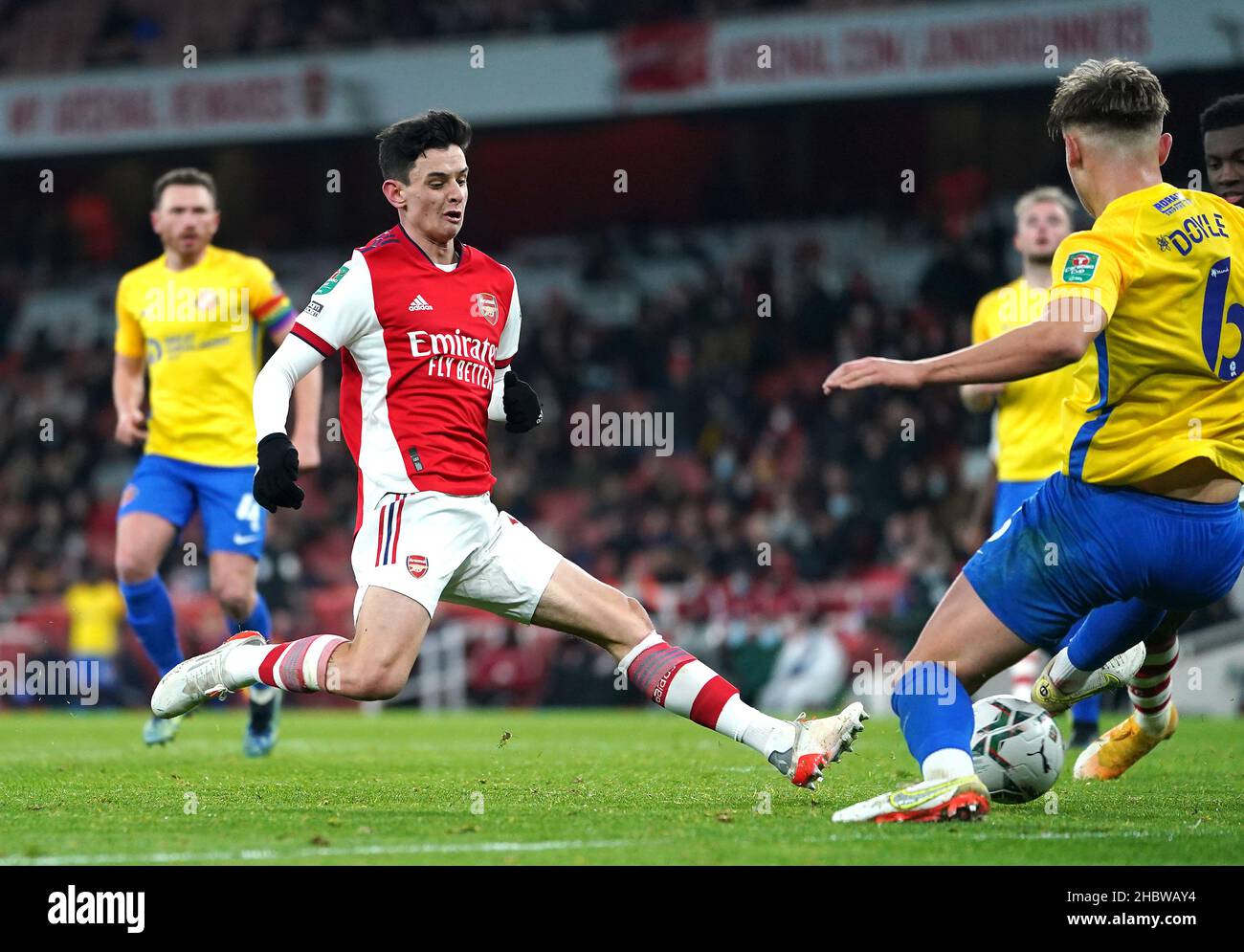 Charlie Patino (Mitte) von Arsenal erzielt im Viertelfinale des Carabao Cups im Emirates Stadium, London, das fünfte Tor des Spiels mit Teamkollegen. Bilddatum: Dienstag, 21. Dezember 2021. Stockfoto