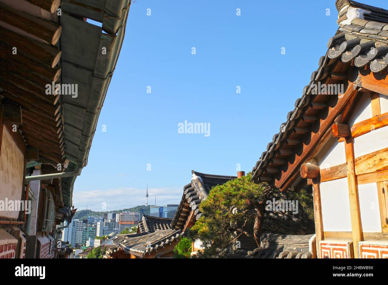 Bukchon Hanok Village in Seoul, Südkorea, mit traditionell gebauten Häusern im alten Hanok-Stil. Stockfoto