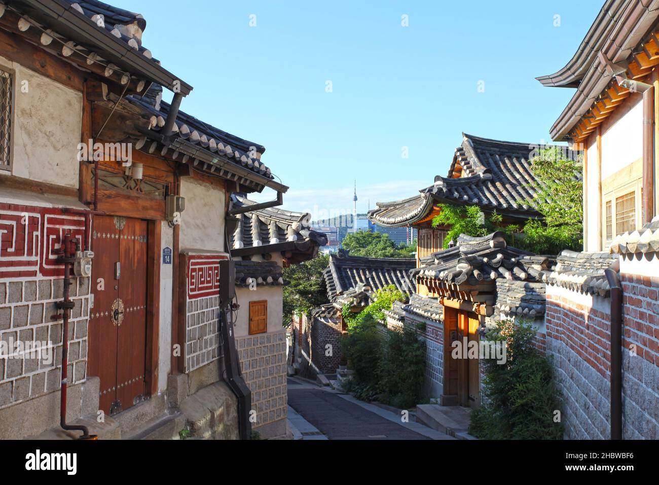 Bukchon Hanok Village in Seoul, Südkorea, mit traditionell gebauten Häusern im alten Hanok-Stil. Stockfoto