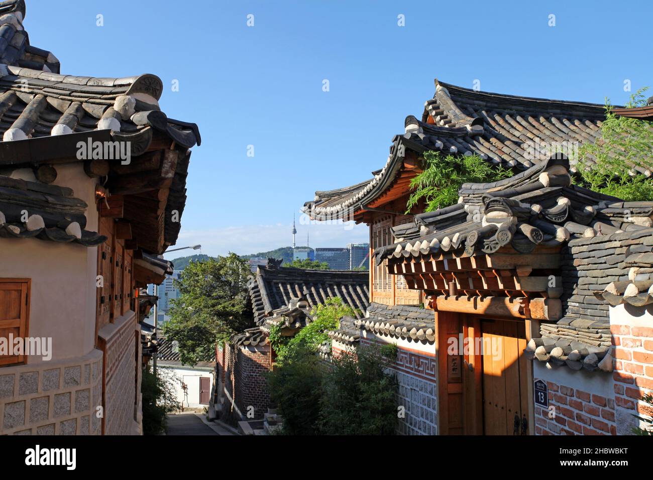 Bukchon Hanok Village in Seoul, Südkorea, mit traditionell gebauten Häusern im alten Hanok-Stil. Stockfoto