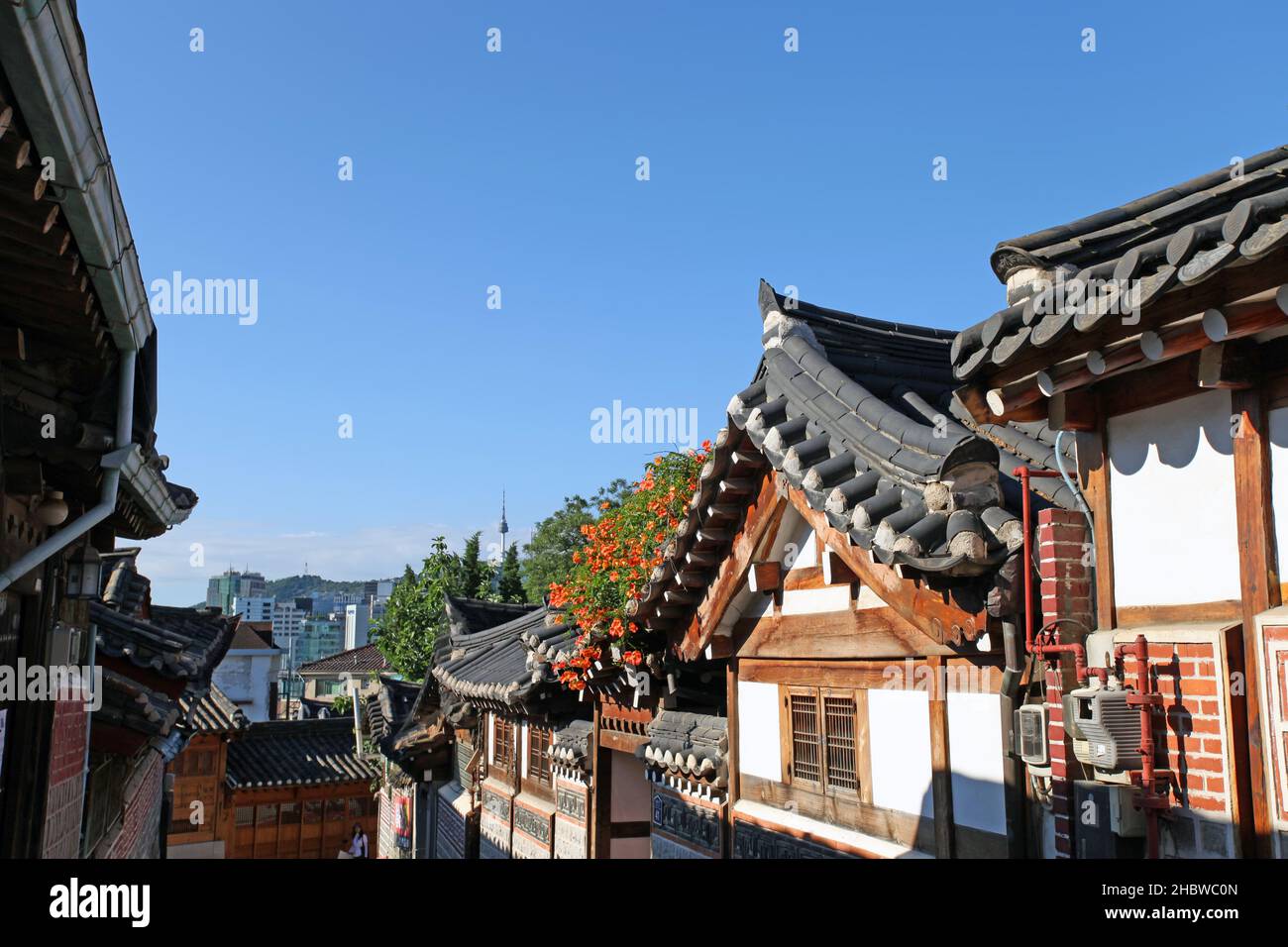 Bukchon Hanok Village in Seoul, Südkorea, mit traditionell gebauten Häusern im alten Hanok-Stil. Stockfoto