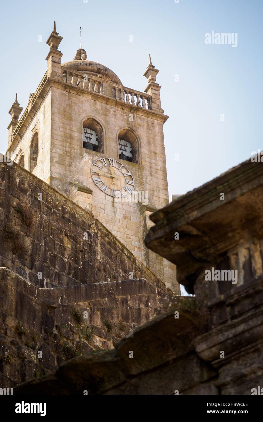 Fast Mittag am Fuße des sekundären Zugangs zur Kathedrale von Porto, Portugal Stockfoto