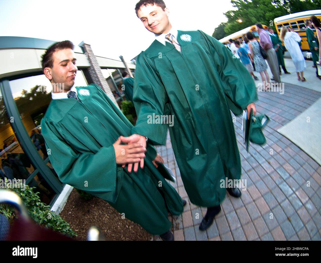 Franklin Lakes - 24-JUN-2010 - SN66181- Abschluss der Ramapo High School. Kyle Roll und Jed Pensky gratulieren sich nach der Zeremonie. FOTO von Stockfoto