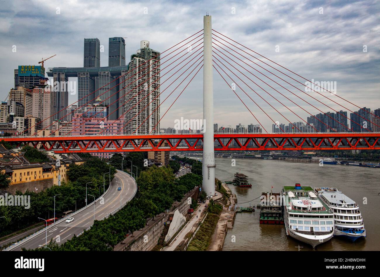 Panoramablick auf Chongqing City mit Brücke Stockfoto