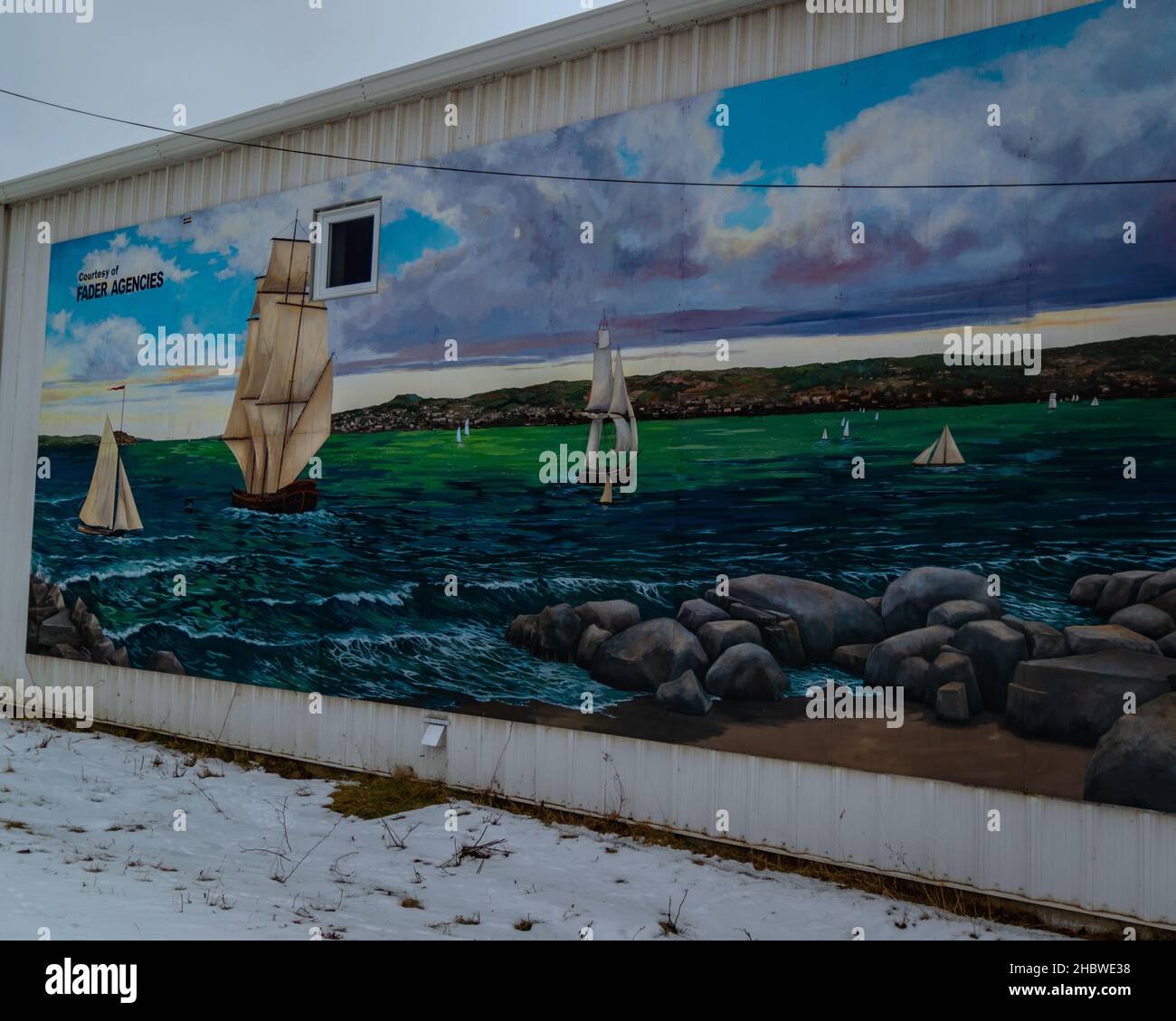 Gemälde eines Meeresrauschens an der Seite eines Gebäudes Stockfoto