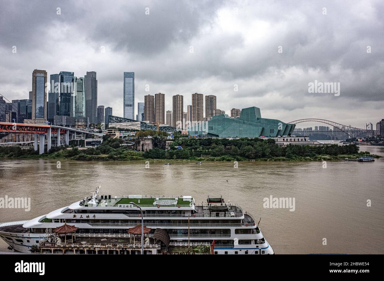 Großes Touristenboot und Wolkenkratzer im Hintergrund in Chongking City Stockfoto