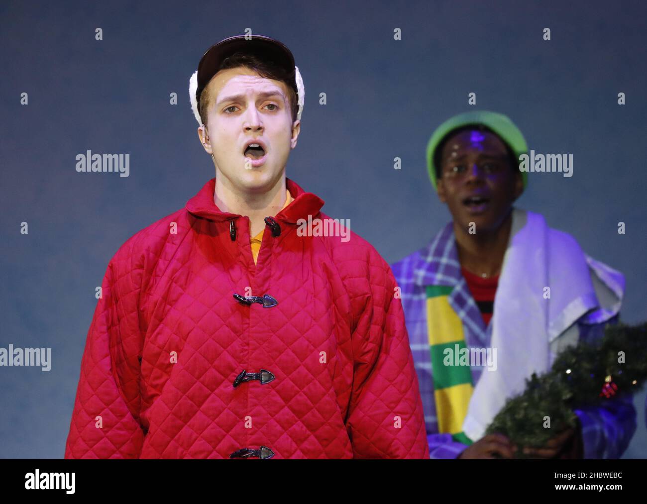 New York, Usa. 21st Dez 2021. Charlie Brown wird von Connor Barr gespielt und Linus wird von D'Marreon Alexander während einer speziellen Pressevorschau eines Charlie Brown Christmas Live auf der Bühne am Palladium Times Square in New York City am Dienstag, dem 21. Dezember 2021, gespielt. Foto von John Angelillo/UPI Credit: UPI/Alamy Live News Stockfoto