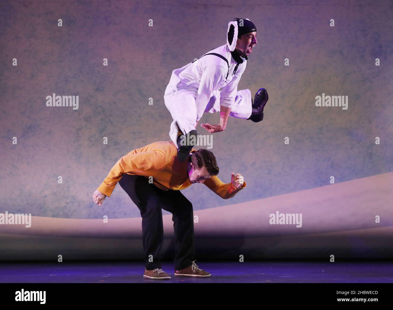 New York, Usa. 21st Dez 2021. Will Jewett und Connor Barr spielen die Rollen von Snoopy und Charlie Brown in einer speziellen Pressevorschau eines Charlie Brown Christmas Live auf der Bühne des Palladium Times Square in New York City am Dienstag, den 21. Dezember 2021. Foto von John Angelillo/UPI Credit: UPI/Alamy Live News Stockfoto