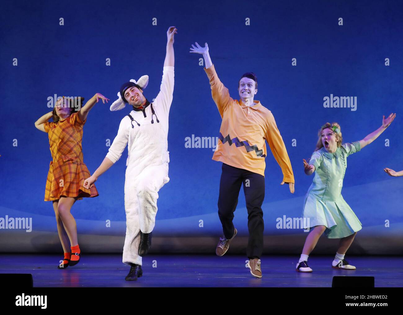 New York, Usa. 21st Dez 2021. Will Jewett und Connor Barr spielen die Rollen von Snoopy und Charlie Brown in einer speziellen Pressevorschau eines Charlie Brown Christmas Live auf der Bühne des Palladium Times Square in New York City am Dienstag, den 21. Dezember 2021. Foto von John Angelillo/UPI Credit: UPI/Alamy Live News Stockfoto