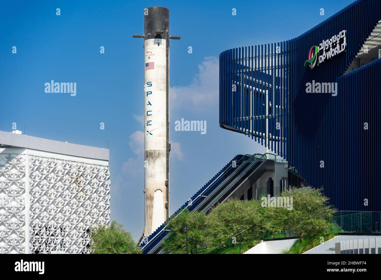 USA-Pavillon mit SpaceX-Rakete und DP World-Pavillon daneben auf der Dubai World Expo 2020 Stockfoto