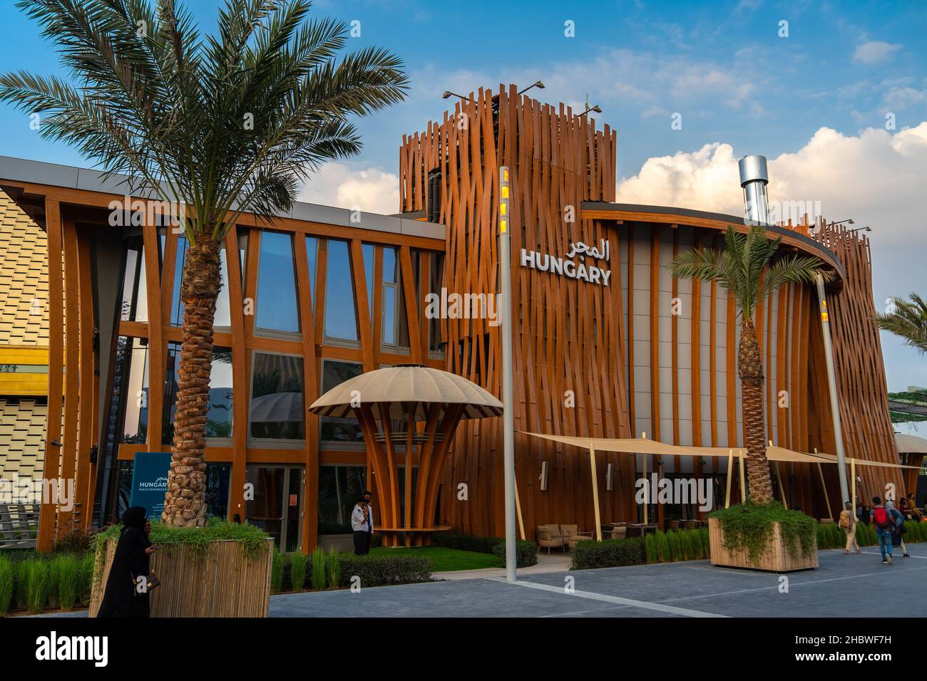 Dubai, VAE - 11.30.2021: Ungarn Pavillon Holzgebäude außen mit Palmen vor der Fassade, Dubai Expo 2020 Stockfoto