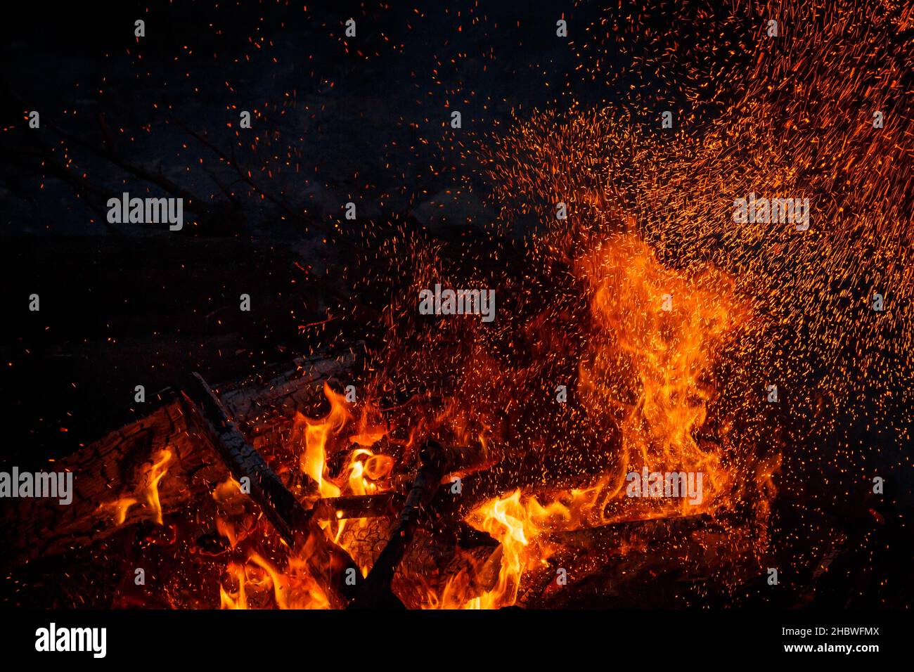 Milliarden aufsteigende Funken von einem mächtigen Lagerfeuer, farbenfrohen Raumeffekt Stockfoto