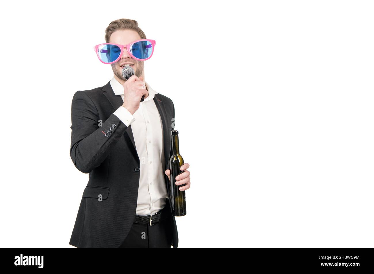 Ruhe bewahren und Karaoke. Professioneller Mann singt zum Mikrofon. Karaoke macht jeden zum Sänger Stockfoto