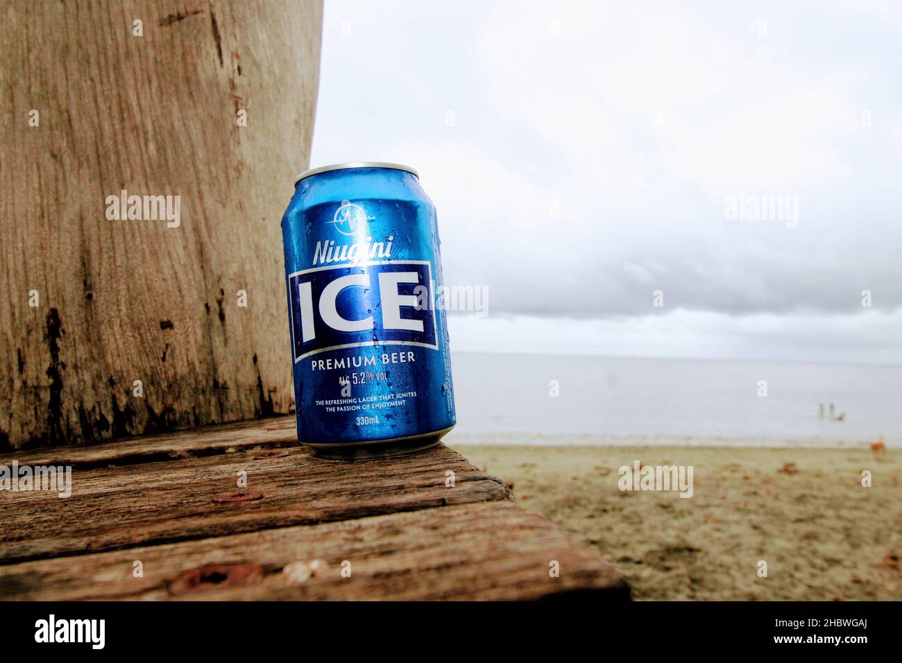 Eine Dose Niugini Eisbier - Papua-Neuguineas coolstes Lager in der Zentralprovinz, Papua-Neuguinea Stockfoto