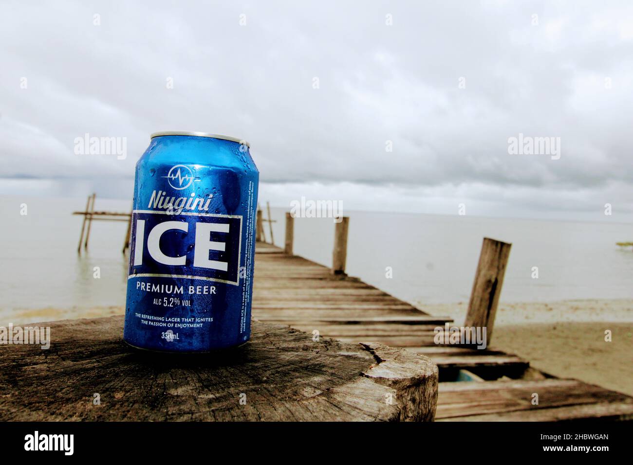 Eine Dose Niugini Eisbier - Papua-Neuguineas coolstes Lager in der Zentralprovinz, Papua-Neuguinea Stockfoto