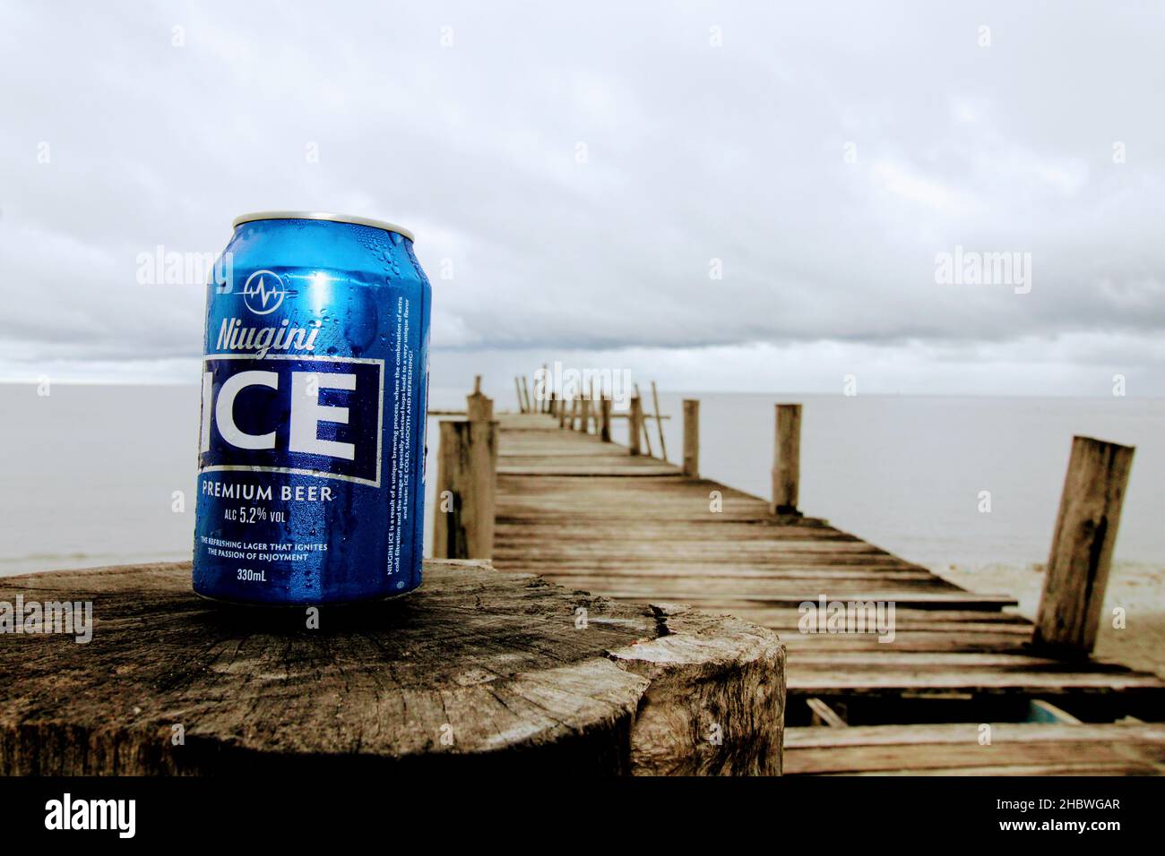 Eine Dose Niugini Eisbier - Papua-Neuguineas coolstes Lager in der Zentralprovinz, Papua-Neuguinea Stockfoto