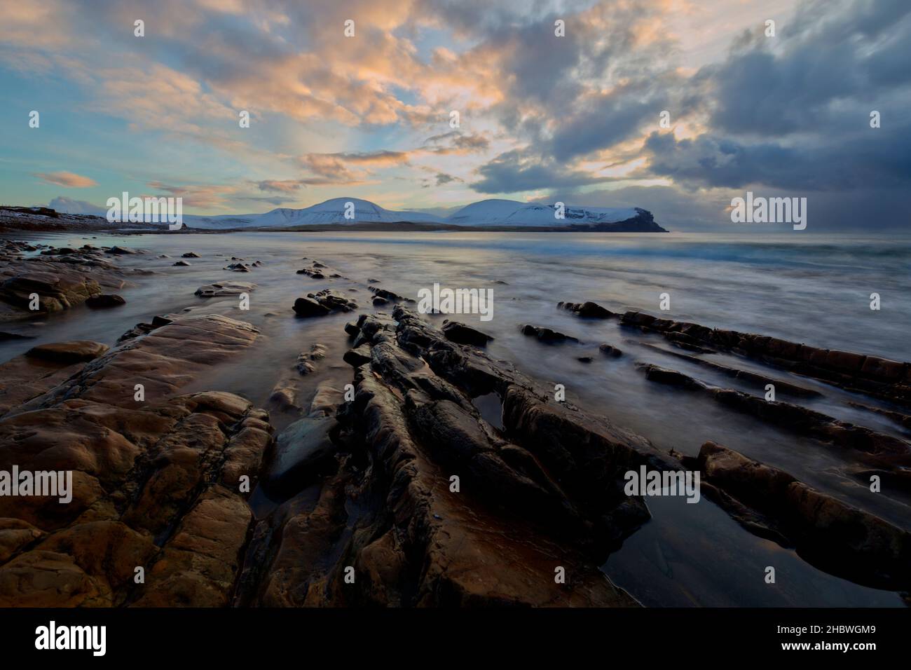 Küste bei Warebeth mit Blick auf Isle of Hoy, Orkney Isles Stockfoto