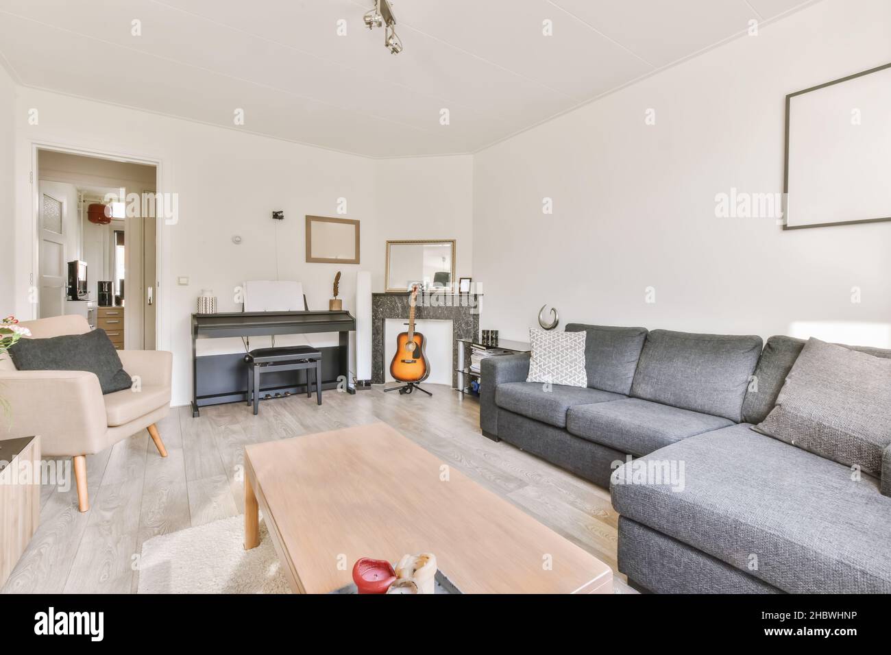 Gemütliches Wohnzimmer mit schwarzem Sofa und Couchtisch aus Holz Stockfoto