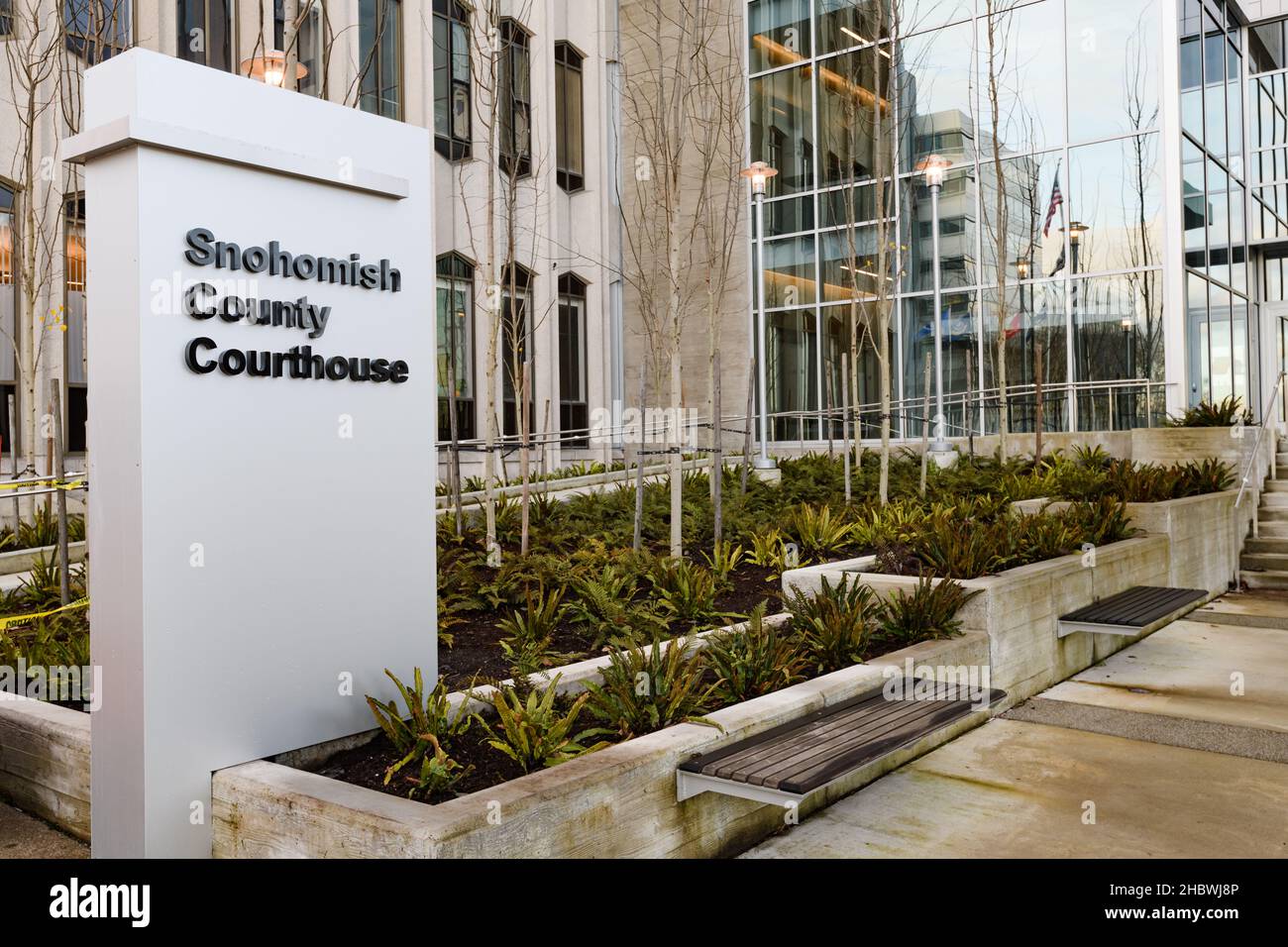 Everett, WA, USA - 19. Dezember 2021; Zeichen für das Snohomish County Courthouse in Everett Washington mit dem Namen in schwarzen Buchstaben auf einem weißen Stein Stockfoto