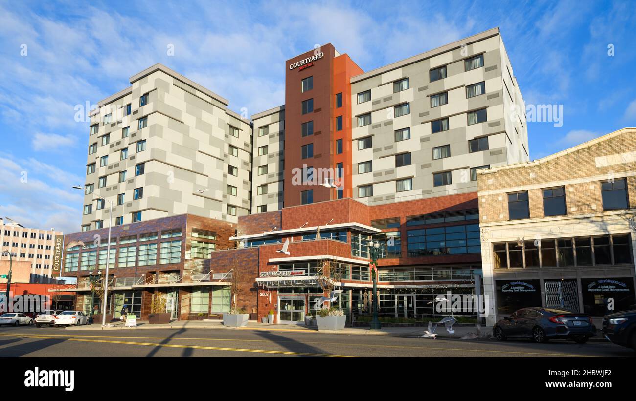 Everett, WA, USA - 19. Dezember 2021; Courtyard by Marriott bekannt als Courtyard Seattle Everett Downtown in der Stadt Snohomish County Stockfoto