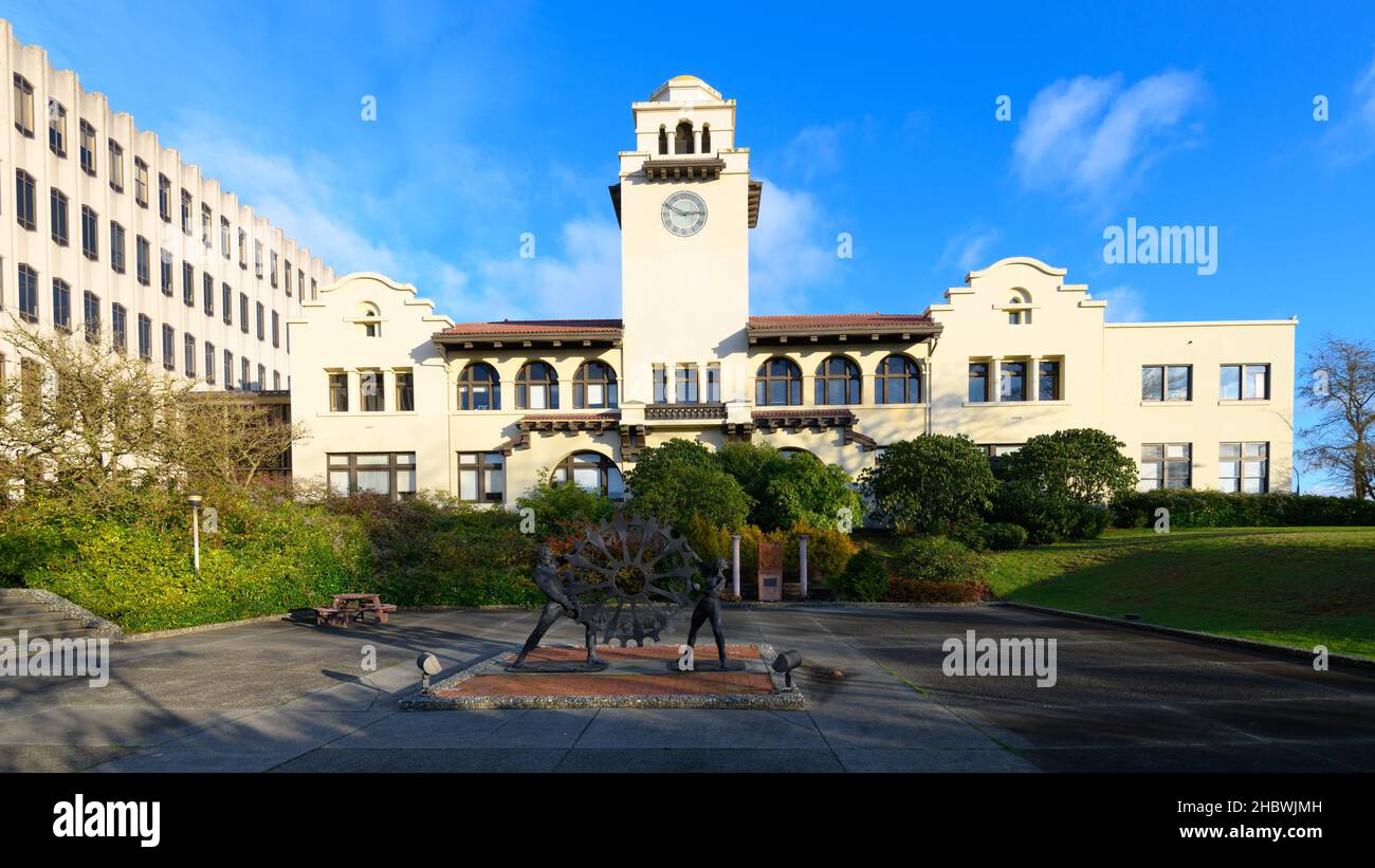 Everett, WA, USA - 19. Dezember 2021; Fassade des Snohomish County Courthouse in Everett Washington im Stil der spanischen Mission Stockfoto