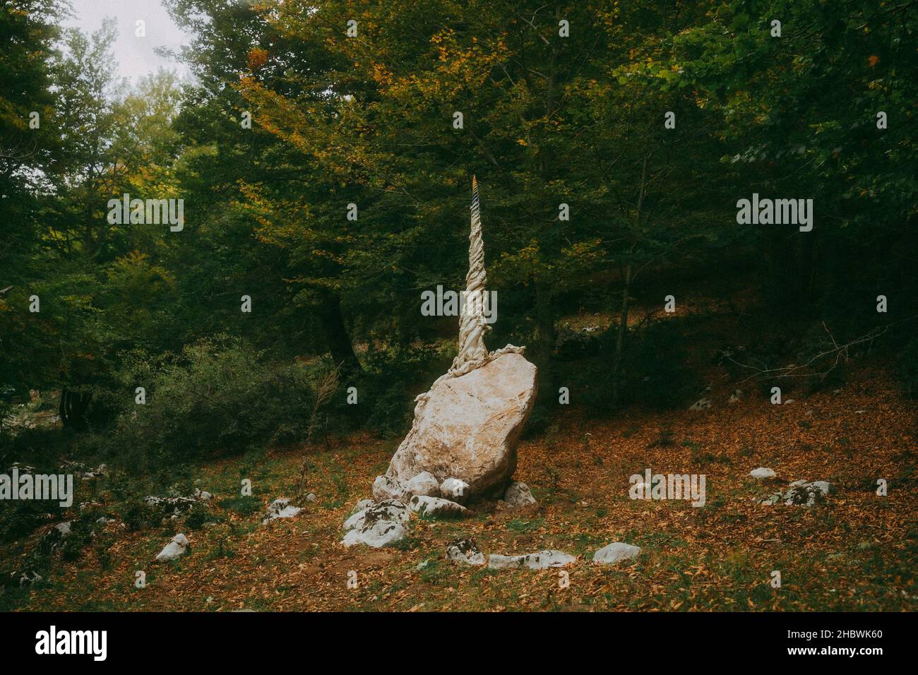 PESCASSEROLI, ITALIEN - 17. Okt 2021: Eine Steinkunst im italienischen Abruzzen-Nationalpark voller üppiger grüner Bäume im Herbst Stockfoto