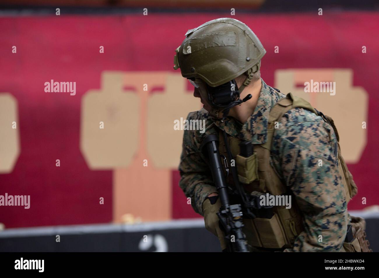 U.S. Marine Corps CPL. Luke Schriever, Teamleiter des Marine Corps Security Force Regiment und des Rückgewinnungsteams (RTT), sucht während der Übung Tartan Eagle Phase II, Northumbria Police Range, Wallsend, England, im Dezember 11 nach einer simulierten Bedrohung. 2021. Dieser Bereich erlaubte es den Instruktoren der britischen Royal Marine Nahkampf (CQB), US-Marines verschiedene feindliche Taktiken und Techniken beizubringen. Übung Tartan Eagle ist eine bilaterale halbjährliche Trainingsübung für die US-Marine und die britische Royal Marines, um die CQB-Strategie und tac zu trainieren Stockfoto