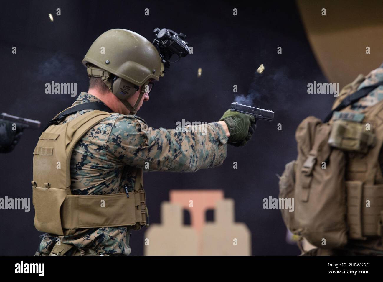 U.S. Marine Corps Sgt. John Doelle III, ein CQB-Instruktor (Nahkampf) mit Training Company, Marine Corps Security Force Regiment, feuert während der Übung Tartan Eagle Phase II, Northumbria Police Range, Wallsend, England, 12. Dezember, einen Glock 17 2021. Britische Royal Marine CQB-Instruktoren verwendeten Reichweite, um US-Marines Fähigkeiten im Waffenhandling zu entwickeln und effizient einen Feind in Innenräumen zu engagieren. Übung Tartan Eagle ist eine bilaterale, halbjährliche Trainingsübung, bei der die US-Marineinfanteristen und ihre britischen Kollegen zu den Schulungseinrichtungen des jeweils anderen reisen, um die CQB-Strategie und die tac zu vergleichen Stockfoto