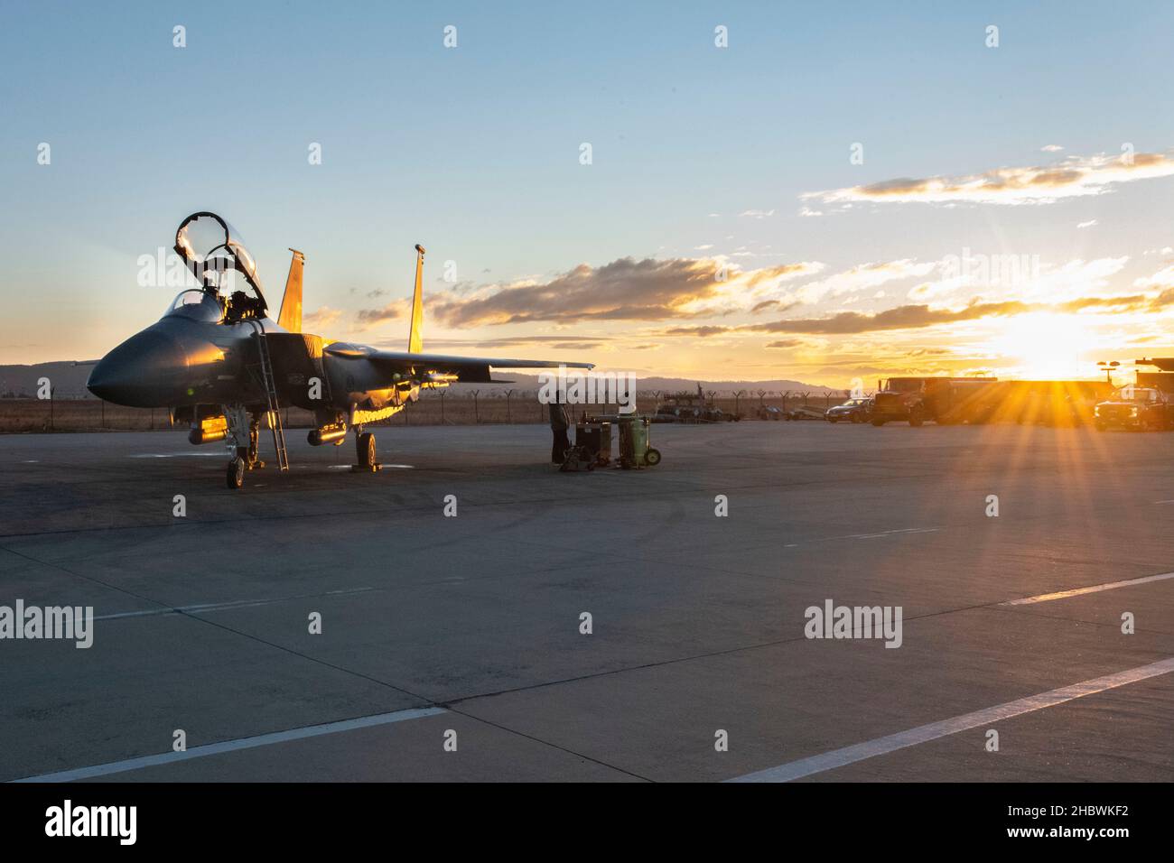 Ein dem Kampfgeschwader 336th zugeordneter F-15E Strike Eagle steht bereit, um am 18. Dezember 2021 in Campia Turzii, Rumänien, eine NATO-verstärkte Luftpolizierung durchzuführen. Während der verstärkten Luftpolizei sind Jets und die Luftbesatzung bereit, auf jede Bedrohung durch die Luft sofort zu reagieren und den gegenseitigen Schutz der Interessen der USA und der Alliierten zu gewährleisten. (USA Air Force Foto von Tech. Sgt. Jacob Albers) Stockfoto