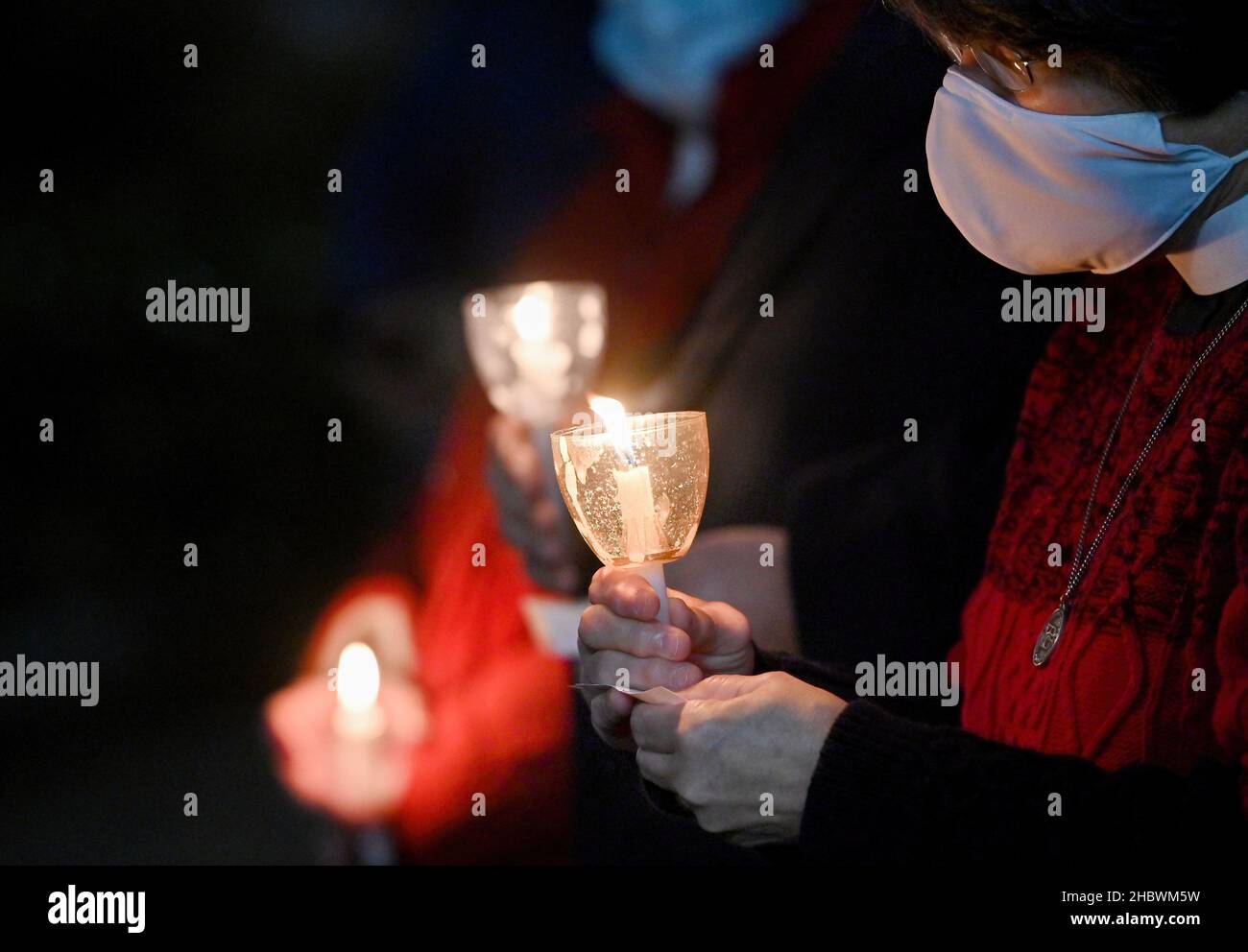 Wilkes Barre, Usa. 21st Dez 2021. Während der längsten Nachtwache halten Menschen brennende Kerzen fest. In der längsten Nacht, der Wintersonnenwende, wenn der Tag am kürzesten ist, werden sich Gemeinden versammeln und eine Mahnwache abhalten, um an Obdachlose zu erinnern, die auf der Straße gestorben sind. Die St.-Stephans-Kirche in Wilkes-Barre hielt die Mahnwache für das Jahr 20th und fügte 6 neue Namen für das Jahr 2021 hinzu. Kredit: SOPA Images Limited/Alamy Live Nachrichten Stockfoto