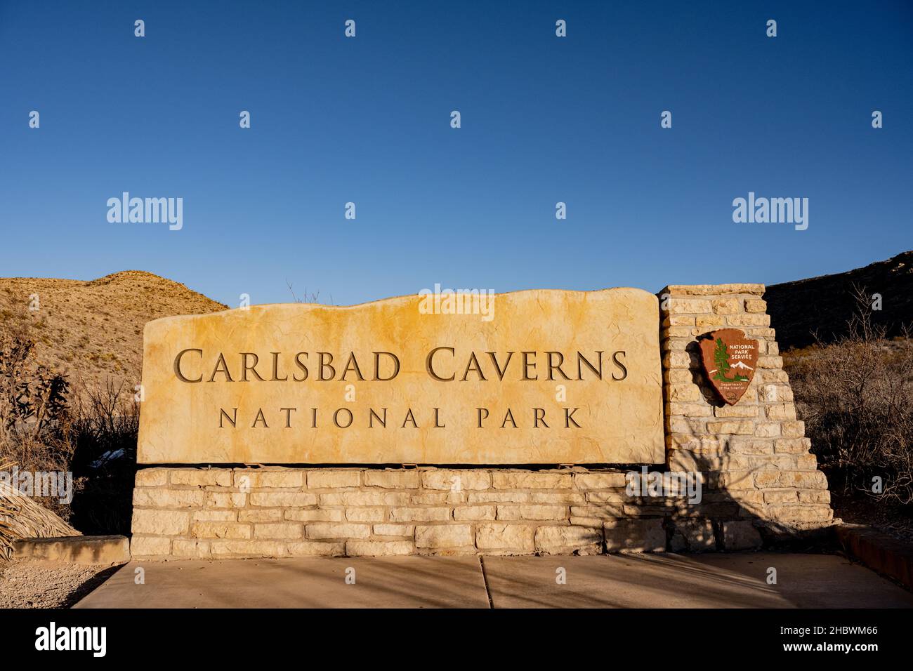 Carlsbad, Vereinigte Staaten: 30. Januar 2021: Carlsbad Caverns National Park Eingang Schild zentriert Stockfoto