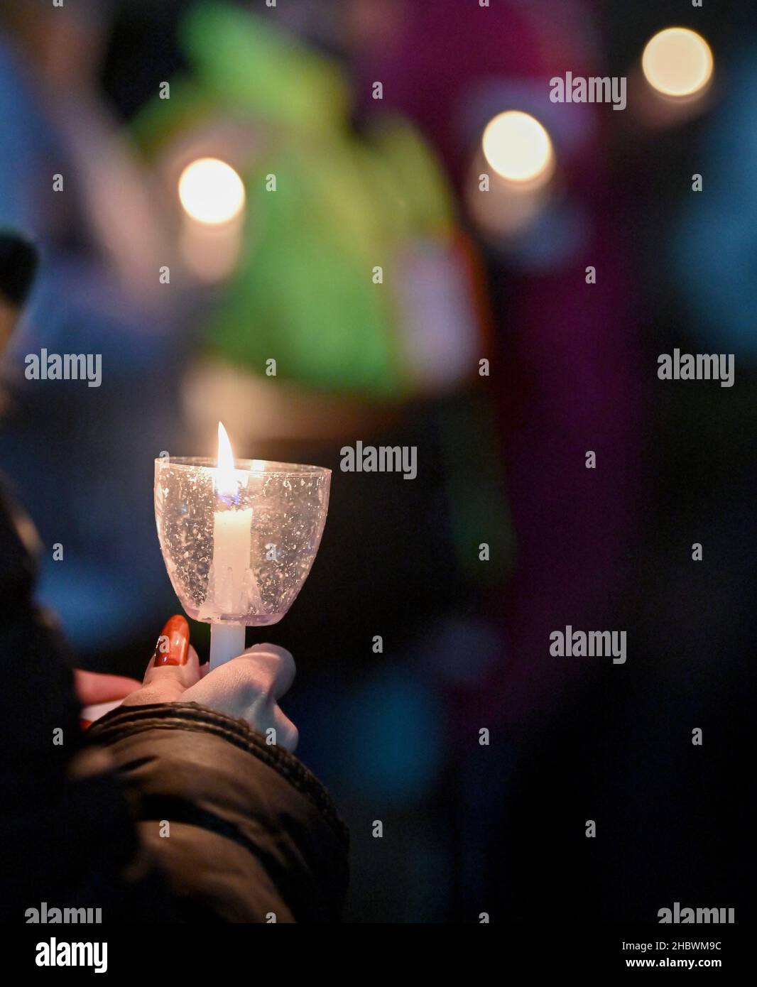 Eine Frau hält während der längsten Nachtwache eine brennende Kerze in der Hand. In der längsten Nacht, der Wintersonnenwende, wenn der Tag am kürzesten ist, werden sich Gemeinden versammeln und eine Mahnwache abhalten, um an Obdachlose zu erinnern, die auf der Straße gestorben sind. Die St.-Stephans-Kirche in Wilkes-Barre hielt die Mahnwache für das Jahr 20th und fügte 6 neue Namen für das Jahr 2021 hinzu. (Foto von Aimee Dilger / SOPA Images/Sipa USA) Stockfoto