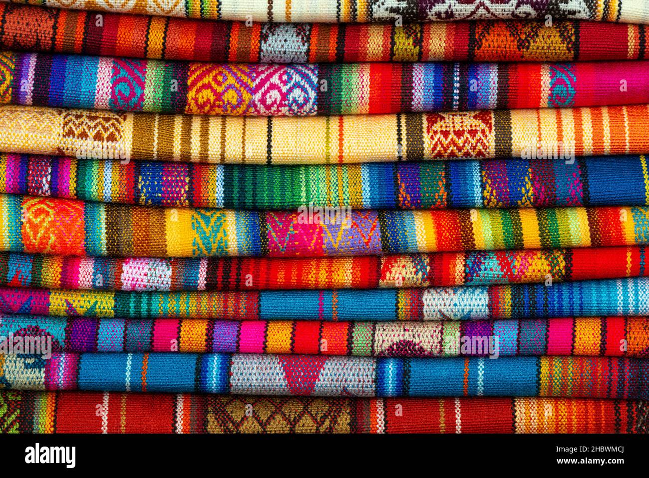 Stapel von andengewebe auf dem Otavalo-Kunsthandwerksmarkt in der Nähe von Quito, Ecuador. Stockfoto