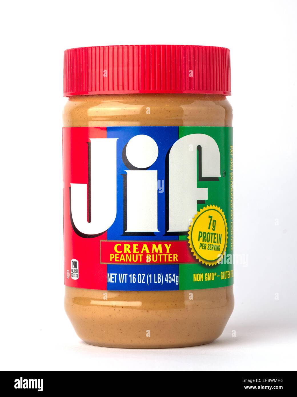 Davis, Kalifornien - 12. Dezember 2021. Eine 454 g Flasche cremige Erdnussbutter, Marke JIF, mit 7g Protein Stockfoto