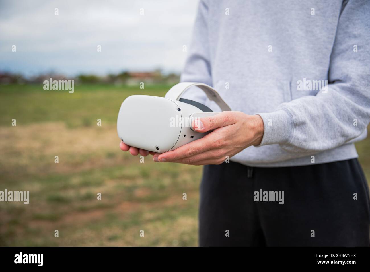 Nahaufnahme der Hände einer Person, die Virtual-Reality-Headsets hält. Augmented Reality und die Metaverse sind die Zukunft. Konzentrieren Sie sich auf die Headsets Stockfoto
