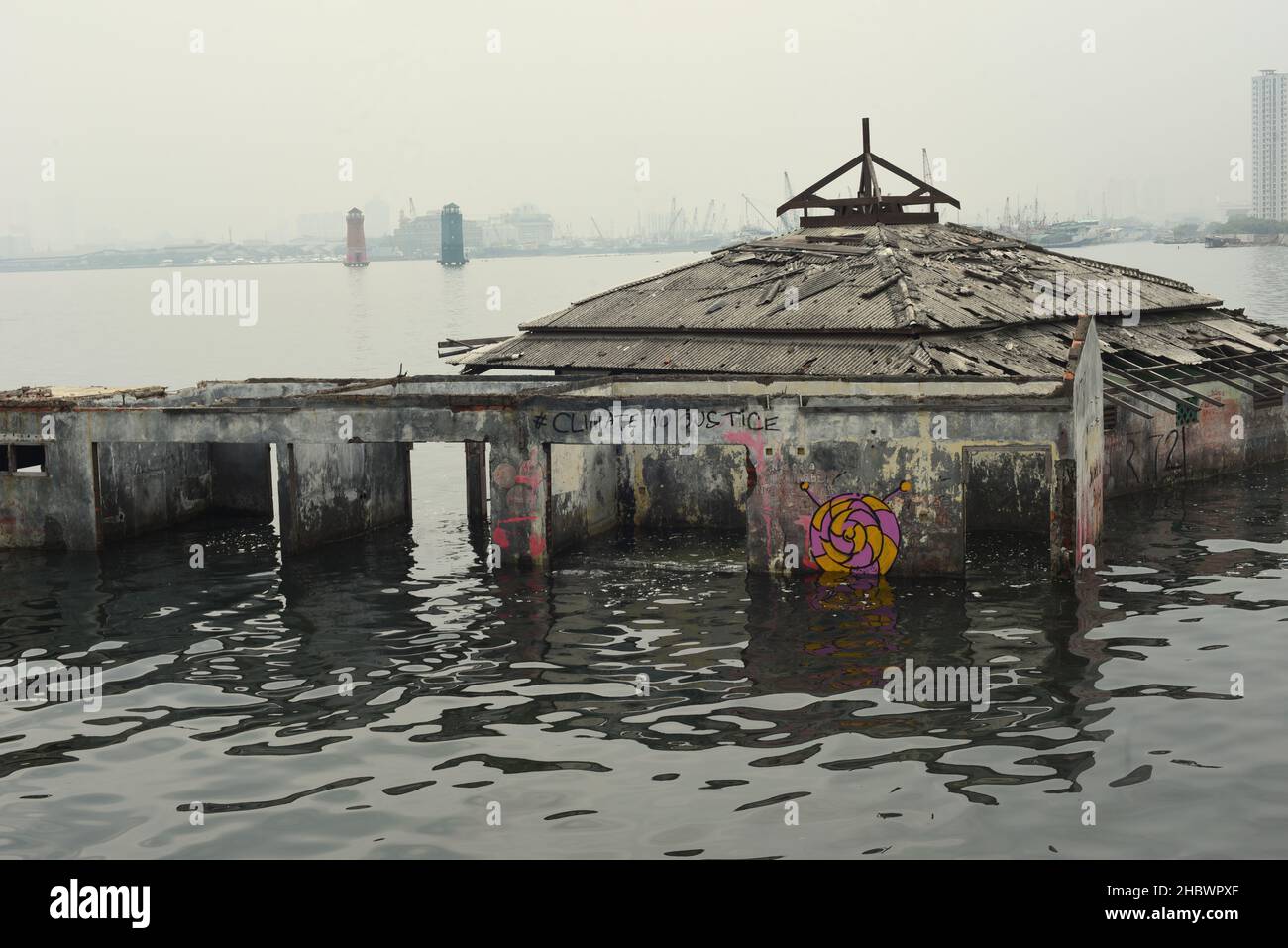 Ein Moschee-Gebäude, das aufgrund des Meeresspiegelanstiegs, der Abnutzung an der Küste und des Landabbaus im Küstengebiet von Jakarta, Indonesien, seit Jahrzehnten verlassen wurde. Stockfoto