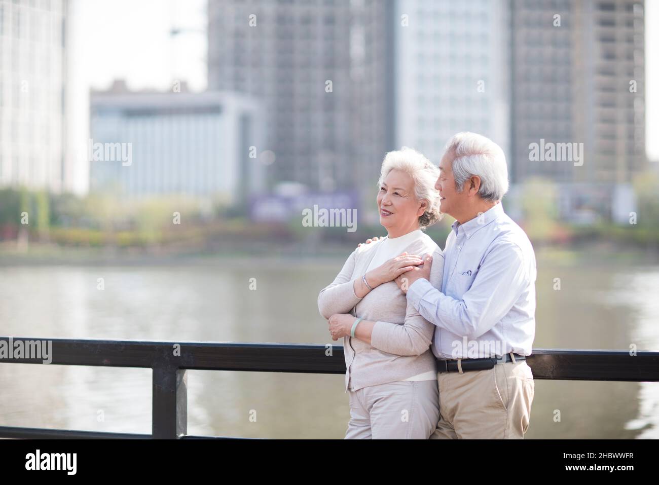 Glückliches altes Paar, das am Fluss entlang läuft Stockfoto