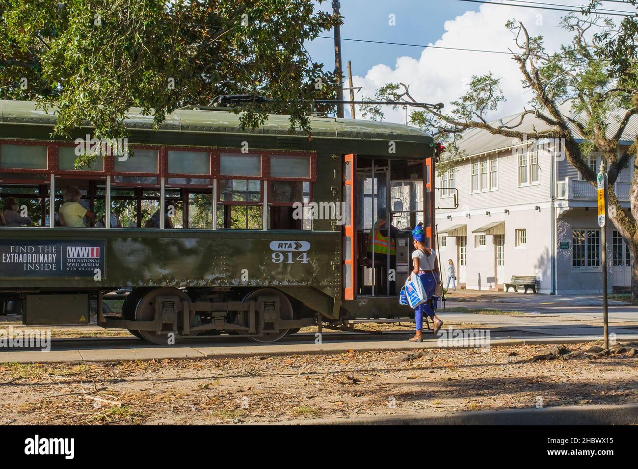 NEW ORLEANS, LA, USA - 18. DEZEMBER 2021: Frau an Bord der Straßenbahn auf der South Carrollton Avenue Stockfoto