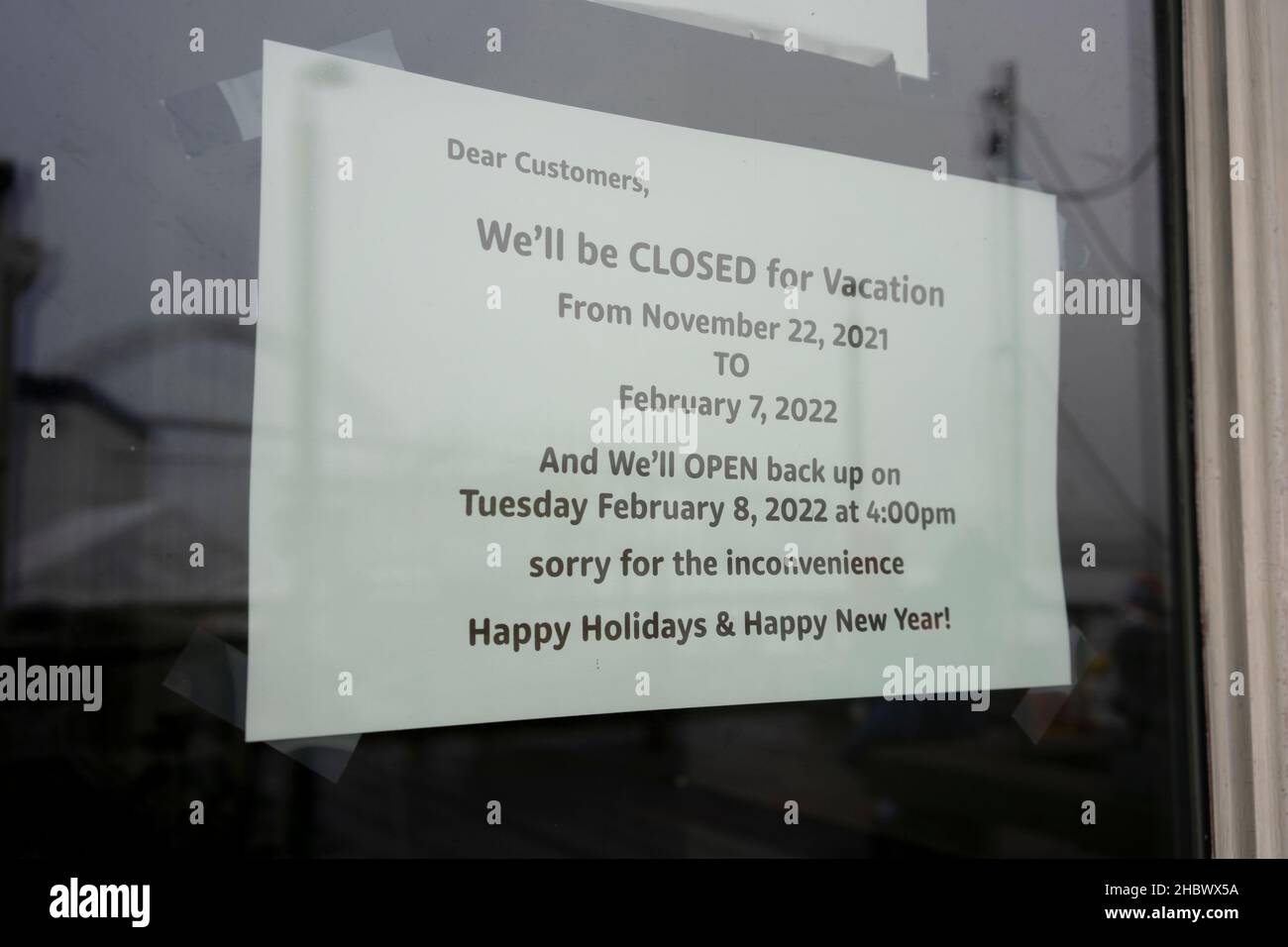 Am Freitag, den 26. November 2021, befindet sich an der Tür des Thai Port Restaurants in Newport, Oregon, eine Meldung, die besagt, dass das Restaurant wegen Urlaub geschlossen ist. Stockfoto