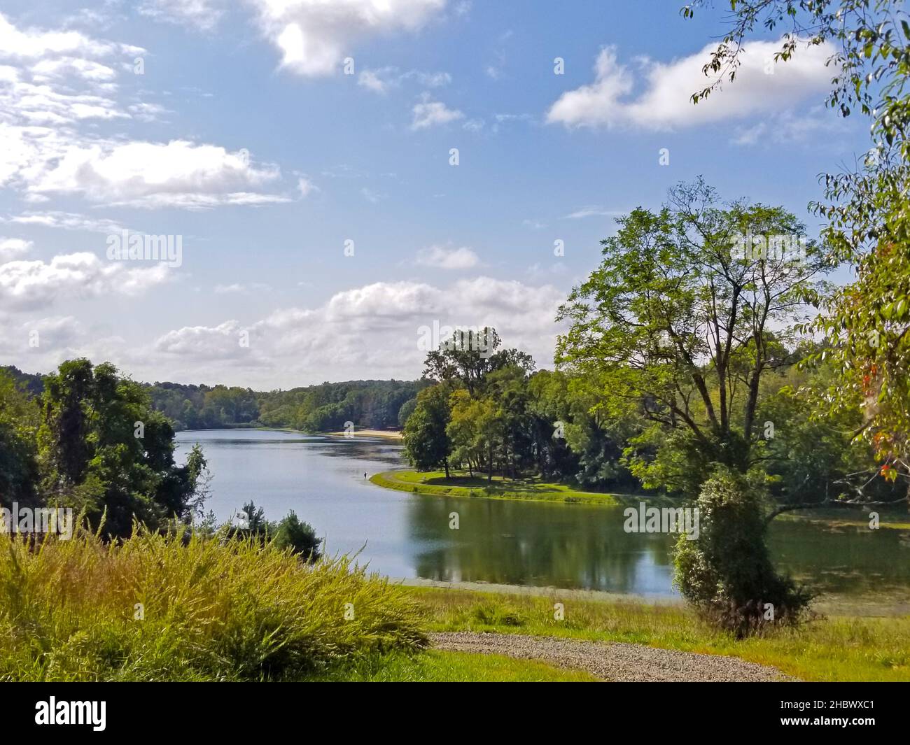 An einem schönen Spätsommertag -04 bietet sich im Erholungsgebiet Round Valley im Libanon, New Jersey, eine malerische Aussicht auf den See und die Landschaft Stockfoto