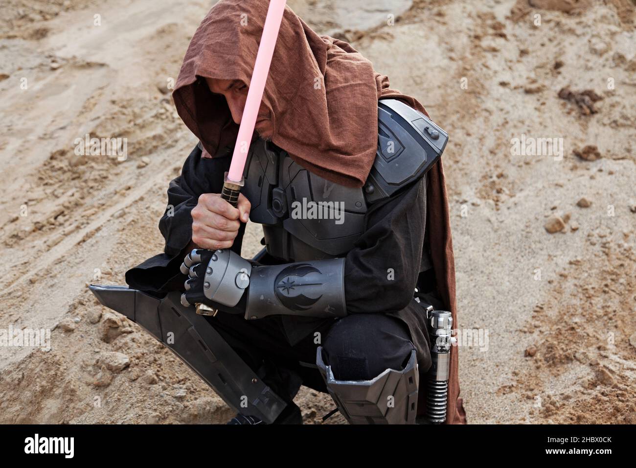 Umea, Norrland Schweden - 14. August 2021: Charakter in Star Wars sitzt und ruht im Sand Stockfoto