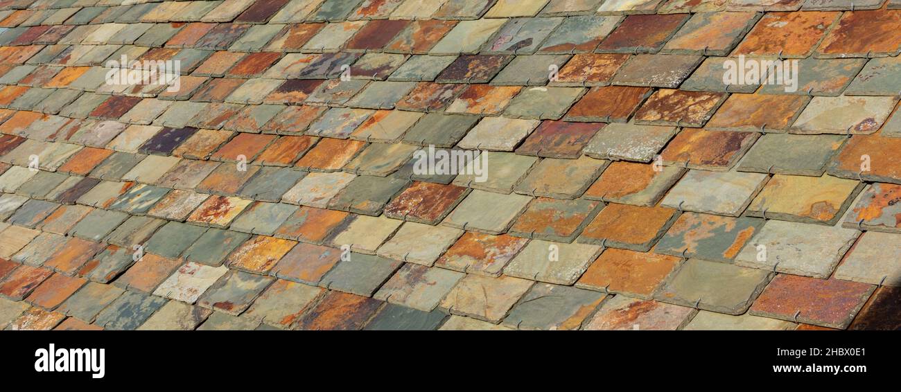 Farbenfrohes Dach mit Schieferfliesen. Mehrfarbige Dachschieferfliesen Stockfoto