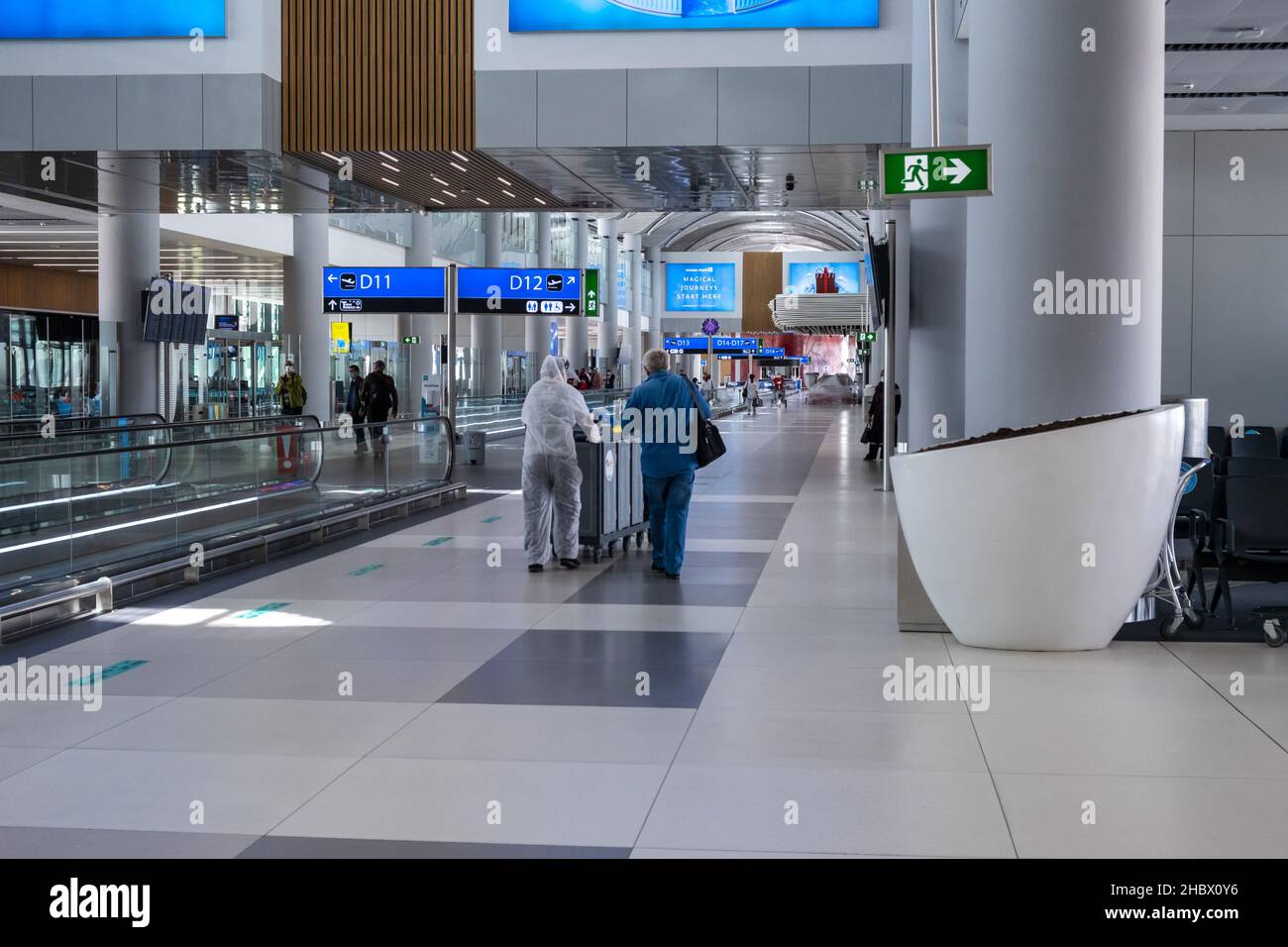 ISTANBUL, TÜRKEI - 7. September 2021: Neuer Flughafen Istanbul. Das Innere des New Airport Terminals in Istanbul. Stockfoto
