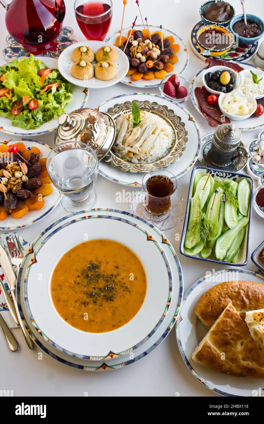 Traditionelles türkisches Ramadan-Abendessen, Iftar-Tisch mit Suppe und  großem Menü. Konzeptionelles Bild des Ramadan-Festes Stockfotografie - Alamy