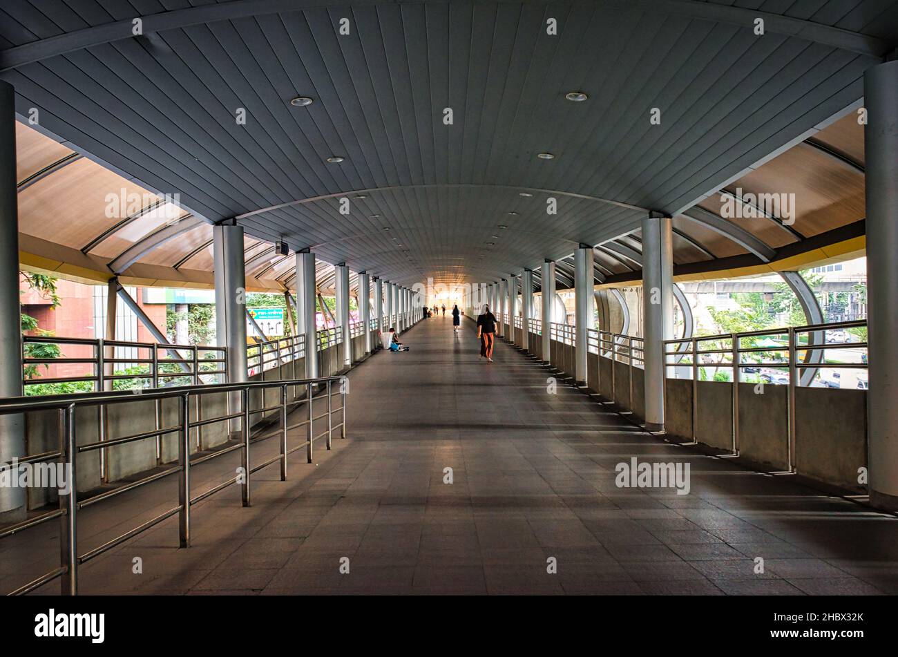 Bangkok, Thailand 12.03.2021 Skywalk zur Chong Nonsi Fußgängerbrücke, dieser Skywalk ist ein urbanes Wahrzeichen mitten im Sathorn-Silom CE Stockfoto