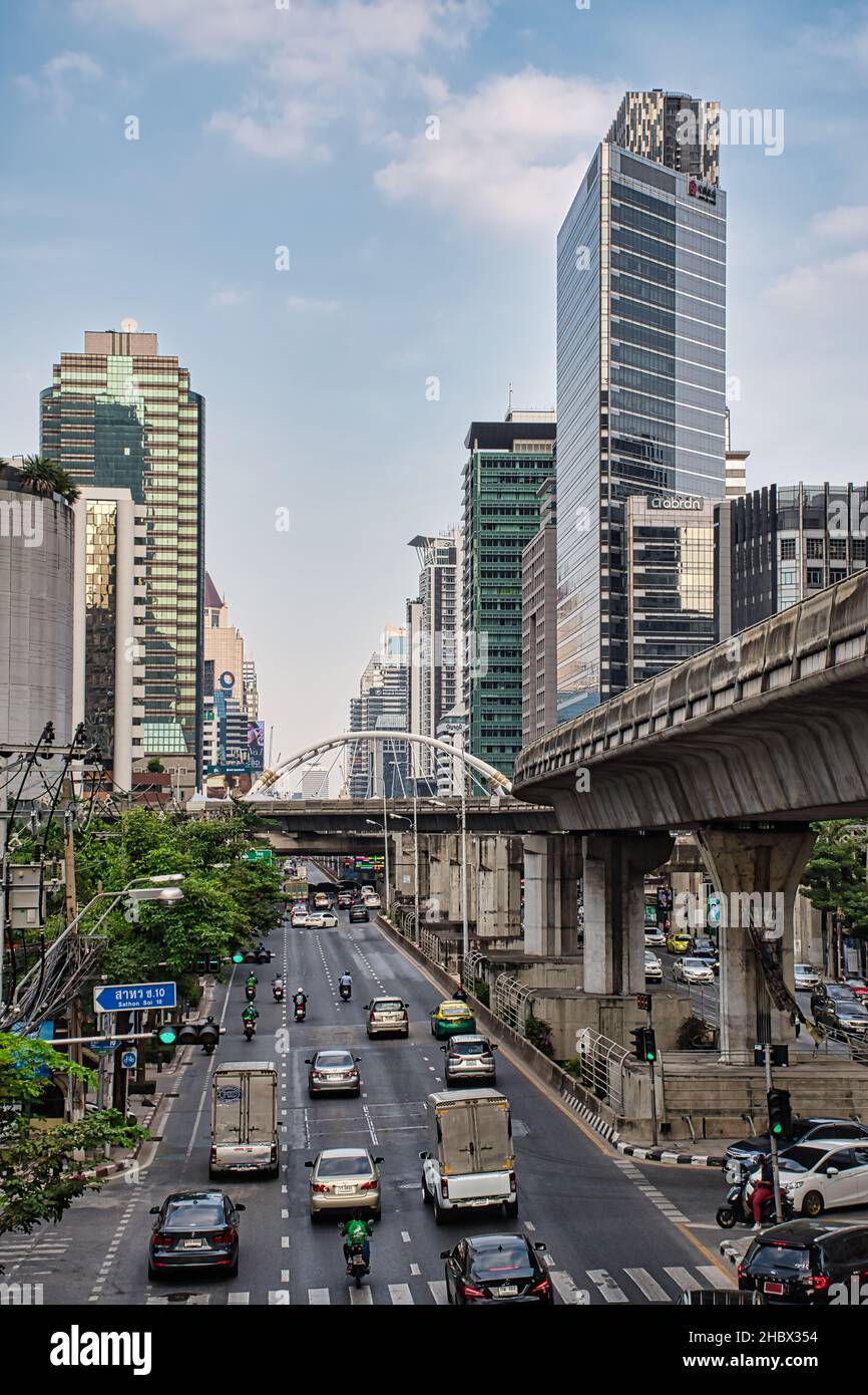 Bangkok, Thailand 12.03.2021 Chong Nonsi Fußgängerbrücke, dieser Skywalk ist ein urbanes Wahrzeichen mitten im Sathorn-Silom Central Busin Stockfoto