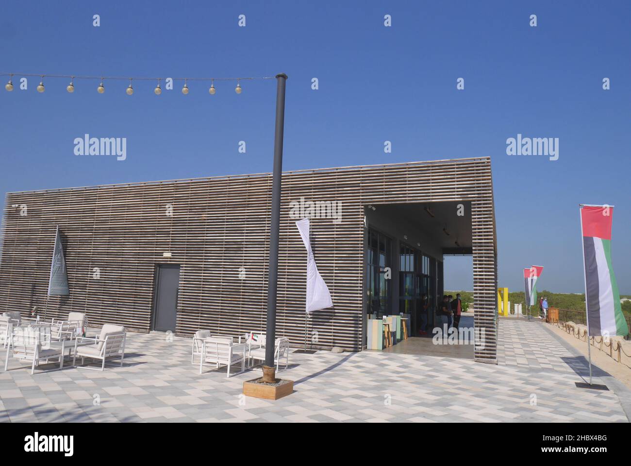 Eingang und Besucherzentrum, Jubail Mangrove Park, mit grauen Mangroven, Avicennia Marina, Jubail Island, Abu Dhabi, Vereinigte Arabische Emirate Stockfoto