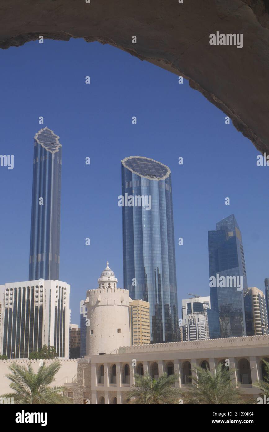 Das World Trade Center erhebt sich im Hintergrund durch einen Bogen des Qasr al Hosn, Palace Fort, Abu Dhabi, Vereinigte Arabische Emirate Stockfoto